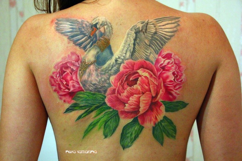 背部奇妙的彩色天鹅与鲜花和珠宝纹身图案