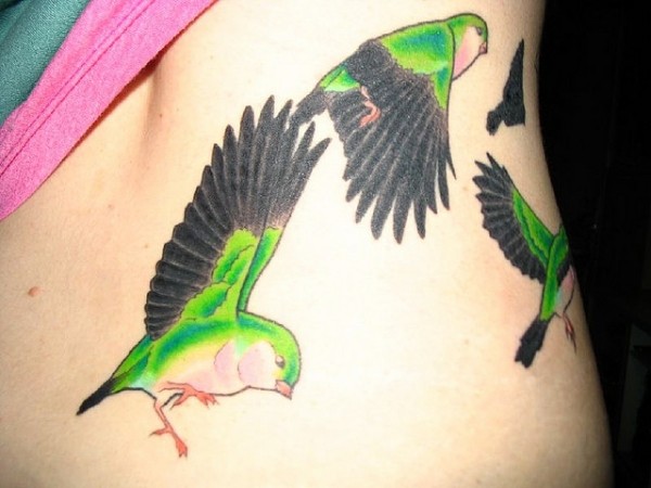 多彩飞翔的绿色小鸟纹身图案