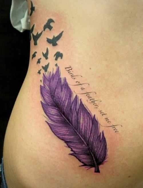 侧肋蓬松的紫色羽毛小鸟纹身图案