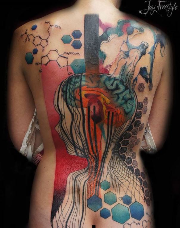 背部神秘的彩色抽象人物与各种饰品纹身图案