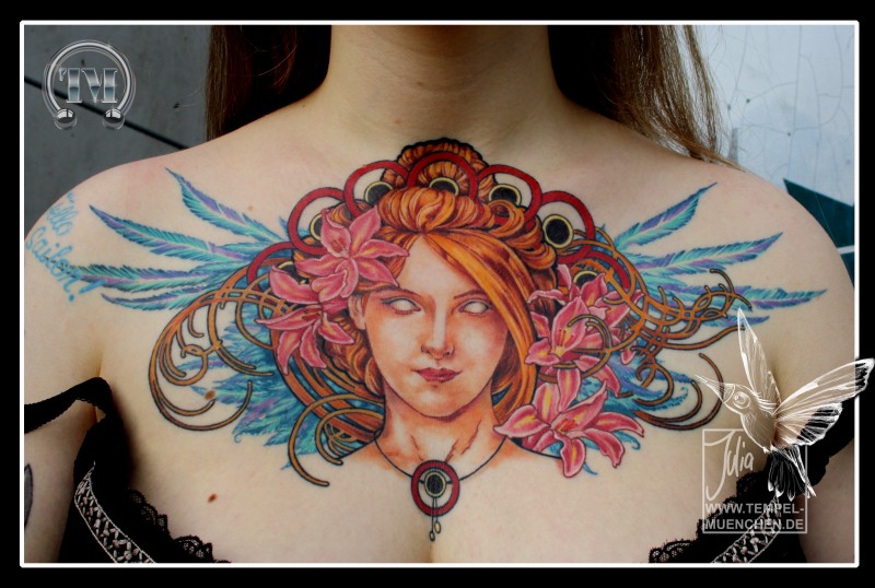 胸部神奇漂亮的神秘女人与花朵纹身图案