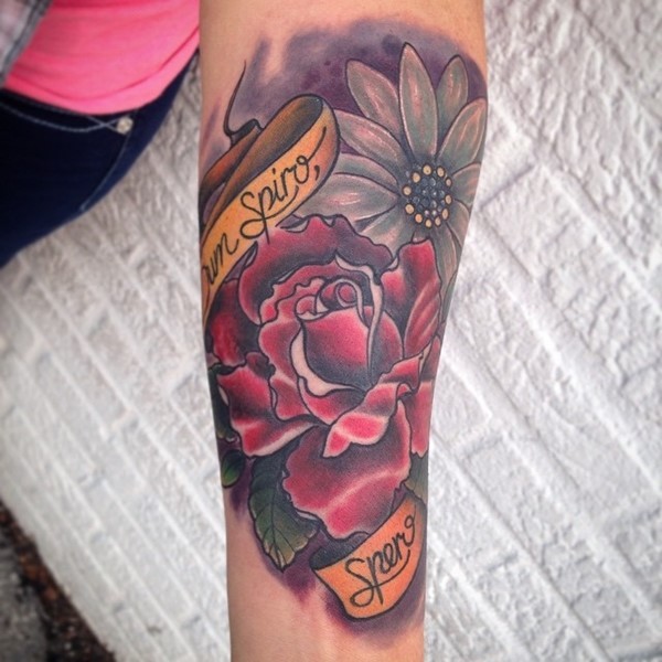 手臂old school彩色美丽的花朵和字母纹身图案