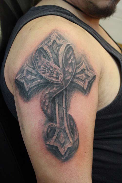 手臂上缠绕着十字架的蛇纹身图案