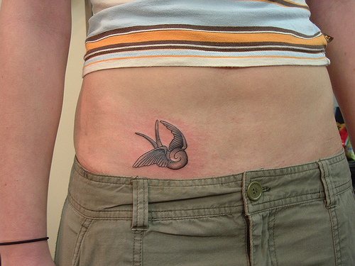 腹部梦幻的灰色小鸟纹身图案