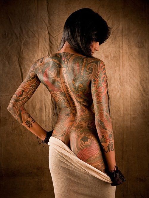 女性背部日式的龙纹身图案
