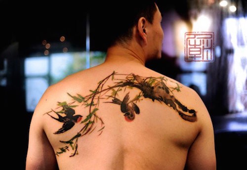 可爱的彩色写实燕子树枝背部纹身图案