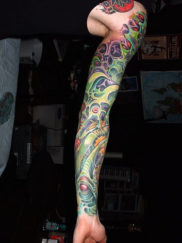 大臂彩绘生物力学骨架纹身图案