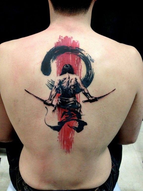 背部伟大的黑色和红色武士纹身图案