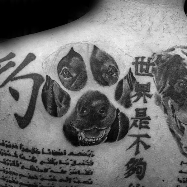背部黑色的狗爪印与狗头像结合纹身图案