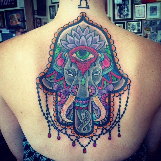 背部奇妙的彩色法蒂玛之手结合大象纹身图案