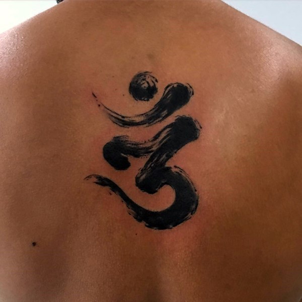 背部亚洲传统风格黑色字符纹身图案