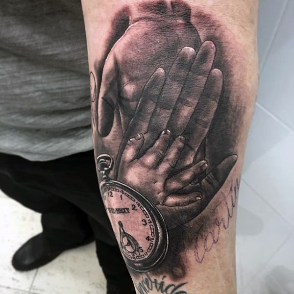 手臂写实风格的黑白时钟与家庭手纹身图案