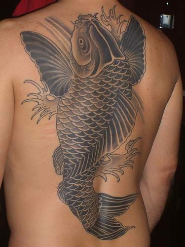 背部黑灰亚洲大鲤鱼纹身图案