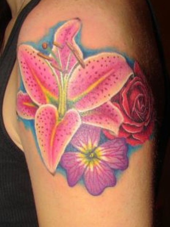 大臂生动的彩色夏威夷花卉纹身图案
