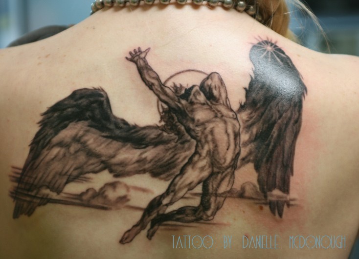 背部黑灰风格的落伊卡洛斯纹身图案