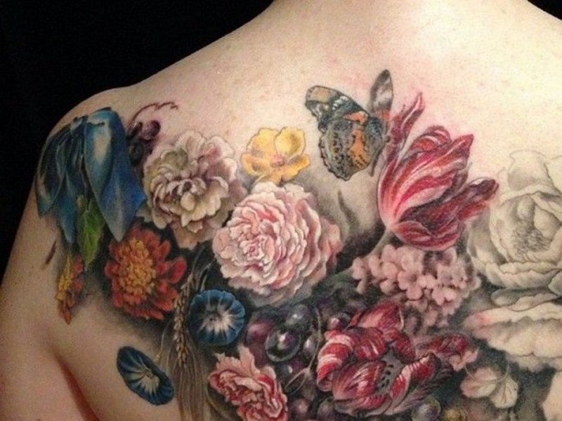 背部壮观逼真的各色花卉蝴蝶纹身图案