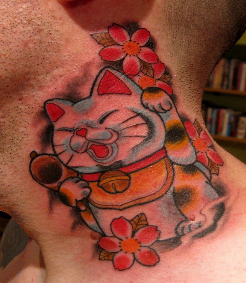 肩部卡通风格可爱的日本招财猫纹身图案
