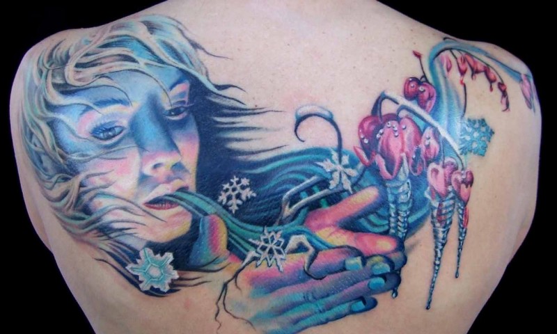 背部漂亮的冷冰冰女人花朵纹身图案