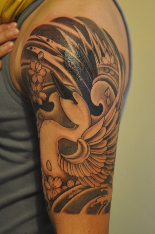 大臂日式的天鹅花朵纹身图案