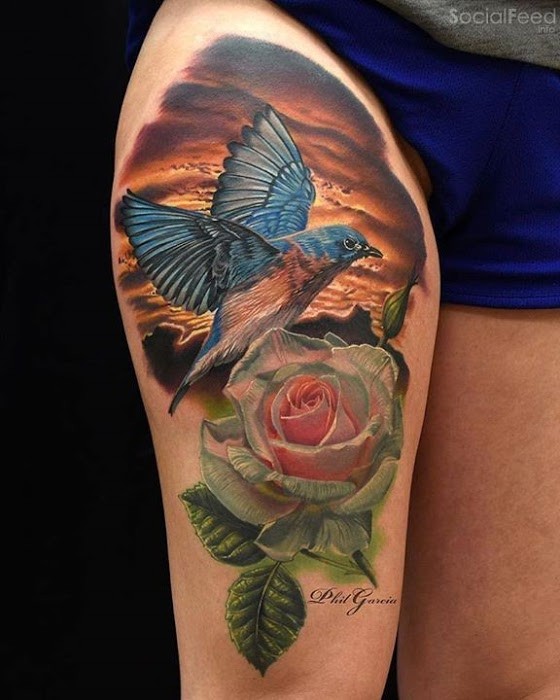 大腿天然逼真的彩色蜂鸟与玫瑰纹身图案
