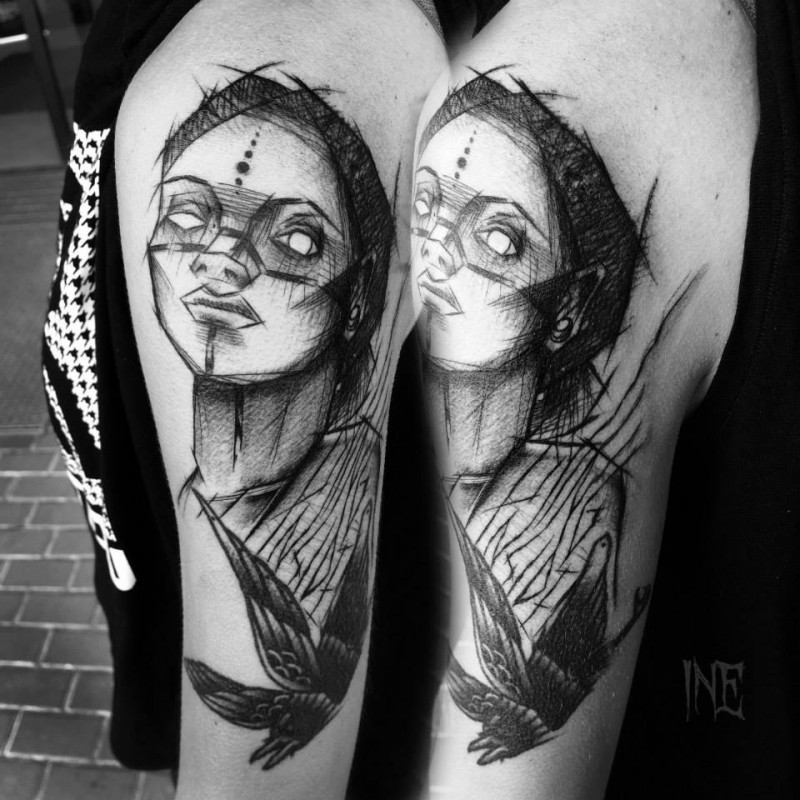 大臂素描风格黑色女性与飞乌鸦纹身图案