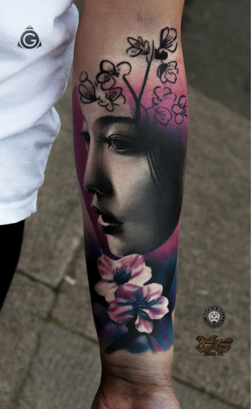 手臂彩色的逼真亚洲艺妓肖像和花朵纹身图案