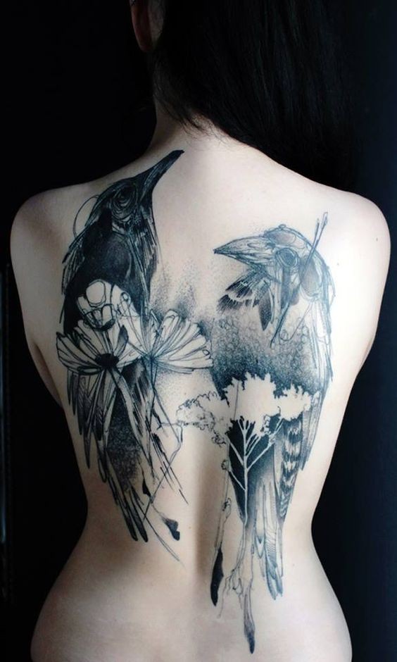 背部非常酷的黑白乌鸦花朵纹身图案
