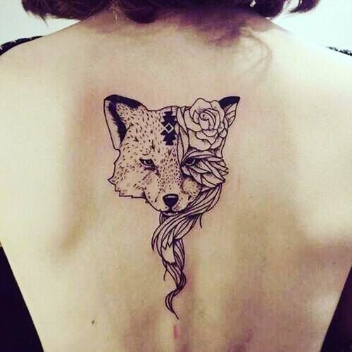 背部令人难以置信的黑色狐狸与玫瑰纹身图案
