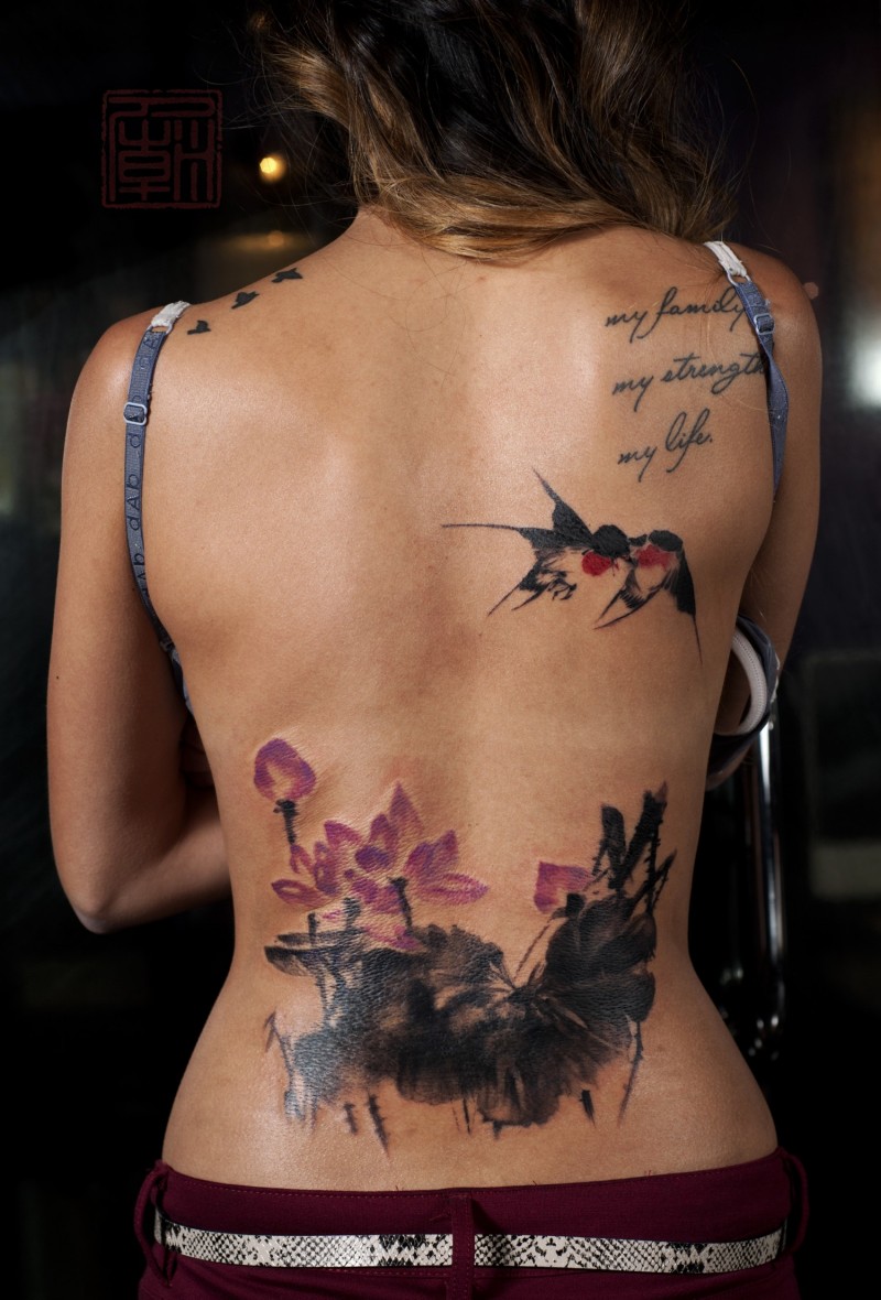 背部现代风格的莲花和燕子纹身图案