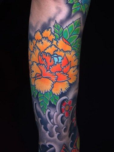 手臂橙色的牡丹花纹身图案