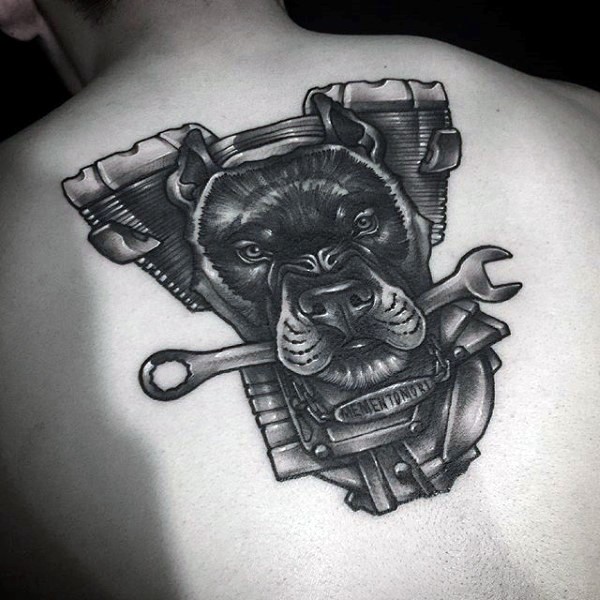 背部黑色的摩托车发动机与狗纹身图案