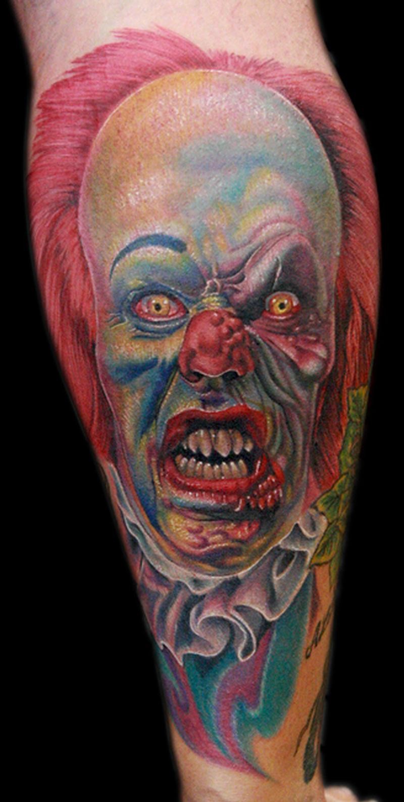七彩愤怒的小丑肖像手臂纹身图案