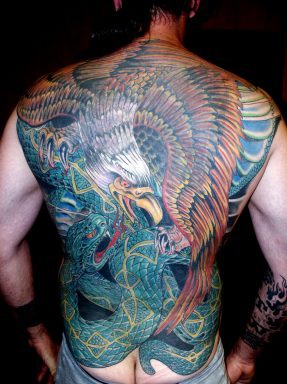 满背彩色大面积鹰对抗蛇纹身图案