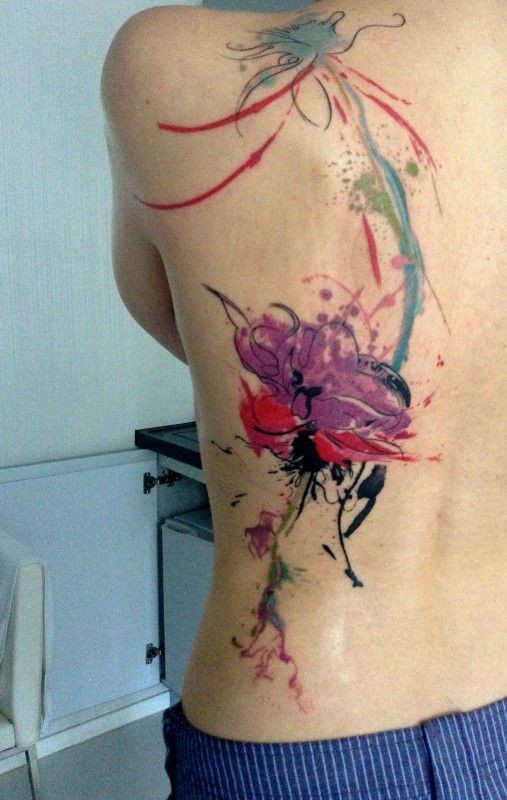 背部水彩画风格可爱的花朵纹身图案