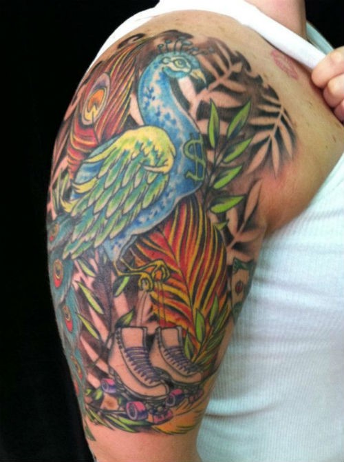 大臂孔雀和羽毛植物纹身图案