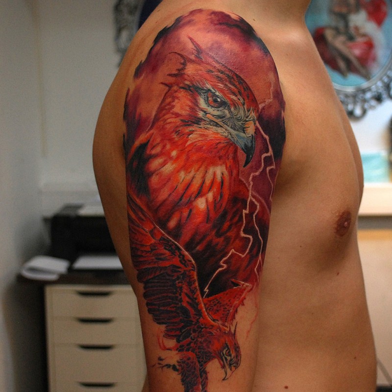 写实风格肩部彩色的鸟纹身图案