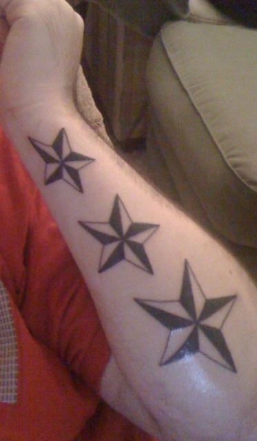 手臂三个海里的星星纹身图案