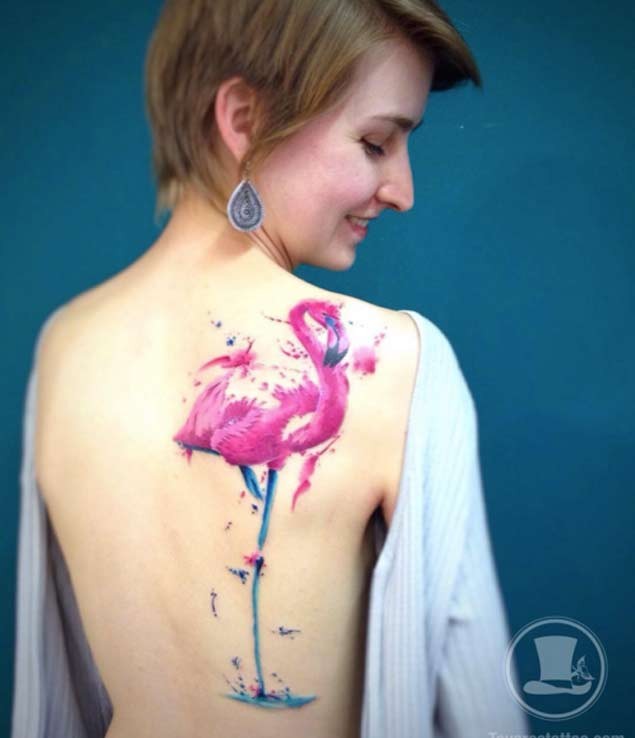 背部美丽的彩色火烈鸟纹身图案