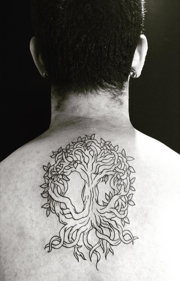 背部非常漂亮的黑色神秘树纹身图案