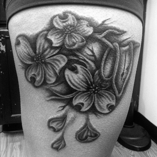 大腿深色的花朵纹身图案