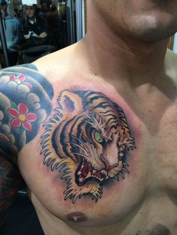 胸部亚洲风格的老虎头部纹身图案