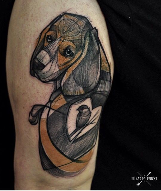 大臂雕刻风格彩色狗与心形小鸟纹身图案