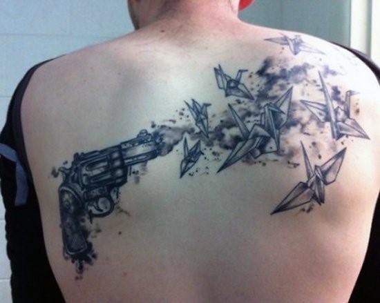 背部黑灰风格手枪和千纸鹤纹身图案