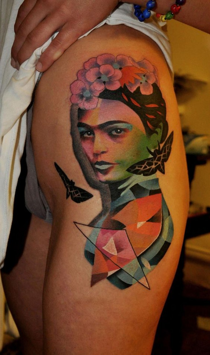 美丽的几何彩绘女人与蝴蝶纹身图案