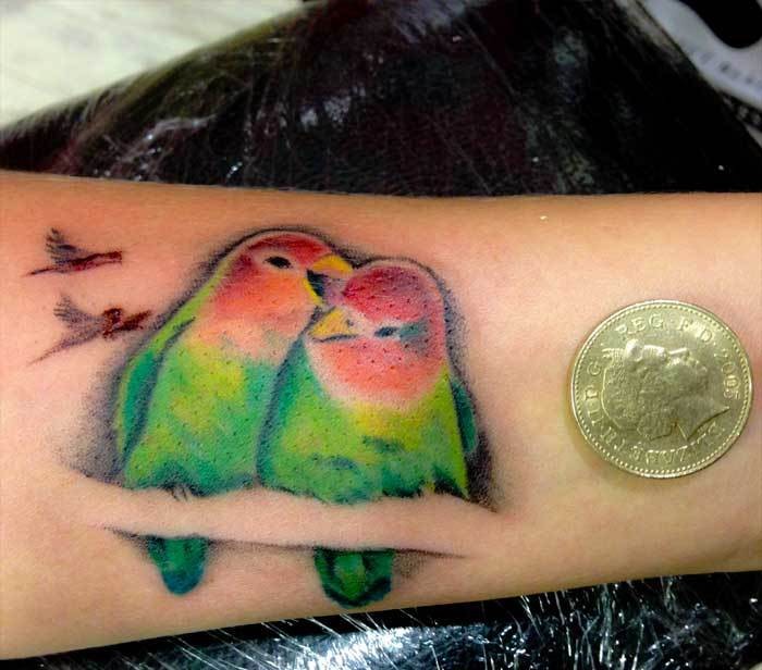 手腕上彩绘恩爱的小鸟纹身图案