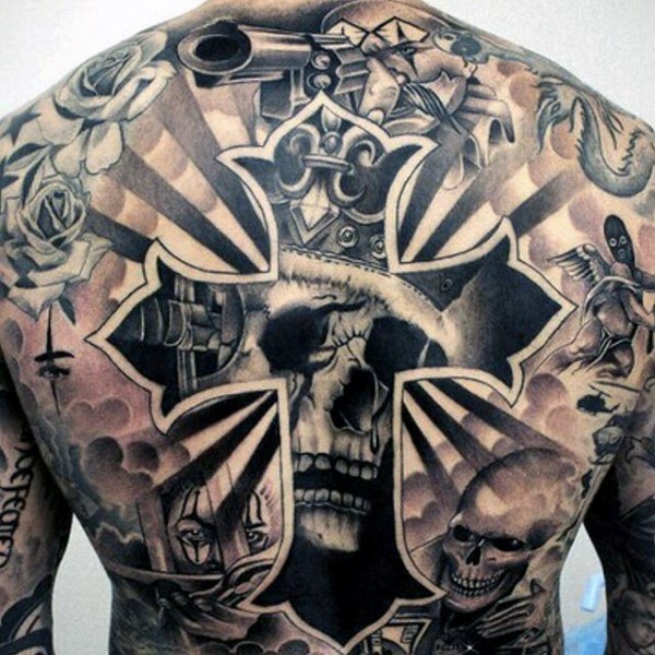 背部黑色的手枪玫瑰十字架和国王骷髅纹身图案