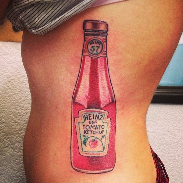 侧肋彩色的番茄酱瓶纹身图案