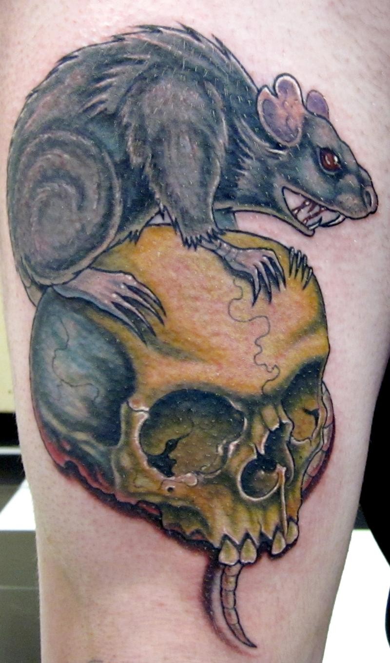 大腿彩色的老鼠和骷髅纹身图案