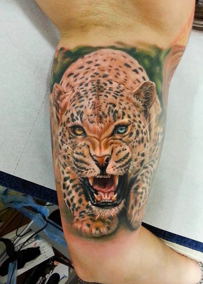 大臂很酷的七彩写实猎豹纹身图案