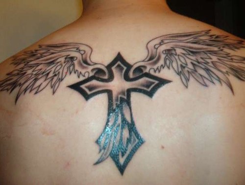 背部黑色的翅膀与十字架纹身图案